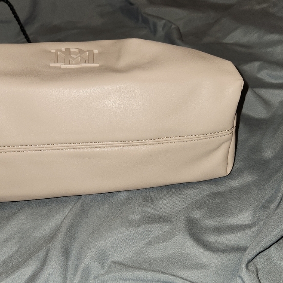 Badgley Mischka Cream Crossbody Bag - Picture 8 of 10